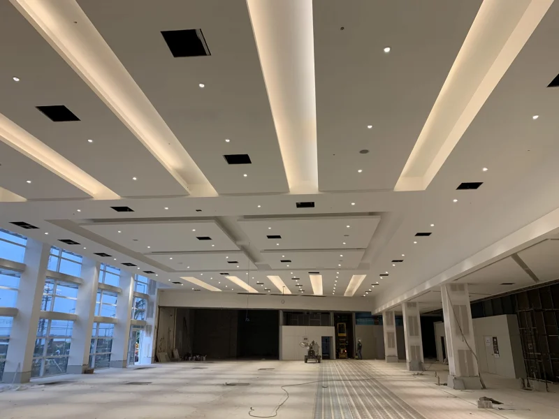 Instalação de iluminação em ambiente comercial