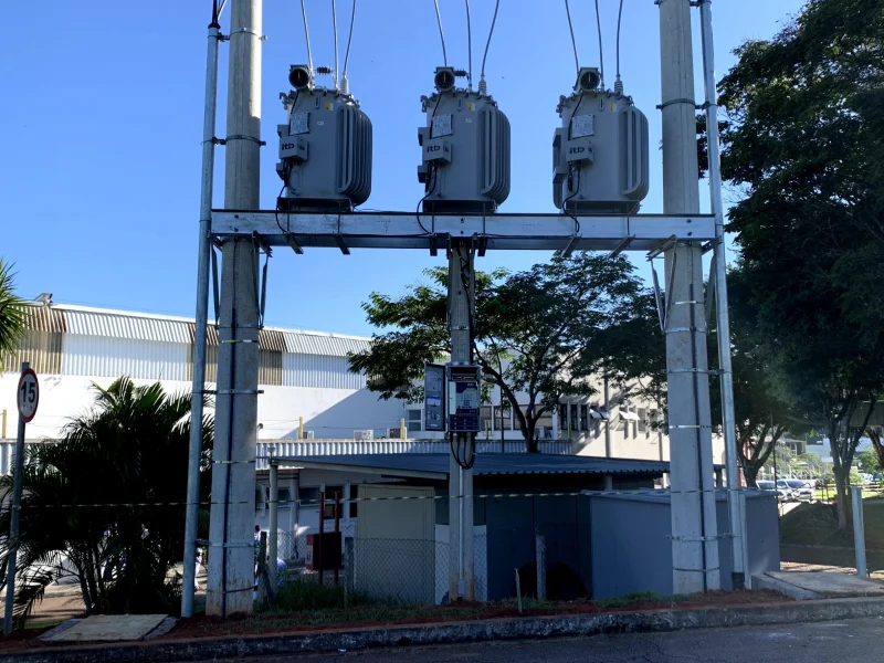 Transformadores em instalação elétrica externa